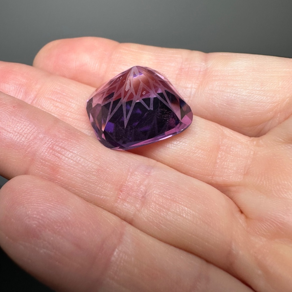 👑 31.41 CT Natural AMETHYST Flower Fantasy Cut HUGE Gemstone - Picture 3 of 4